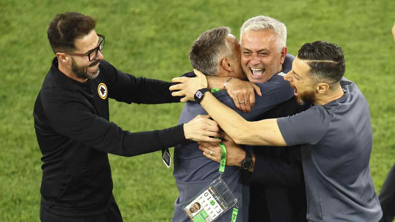 Mourinho e lo staff si abbracciano felici Roma
