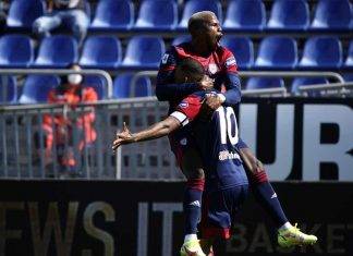 Keita Balde e Joao Pedro festeggiano dopo un gol