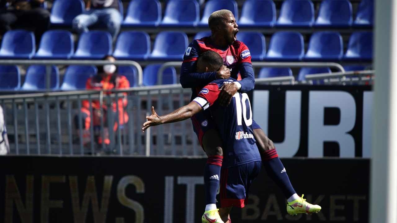 Joao Pedro e Keita Balde festeggiano dopo un gol