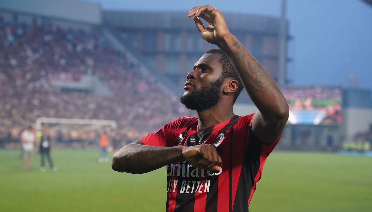 Kessie saluta il pubblico del Milan