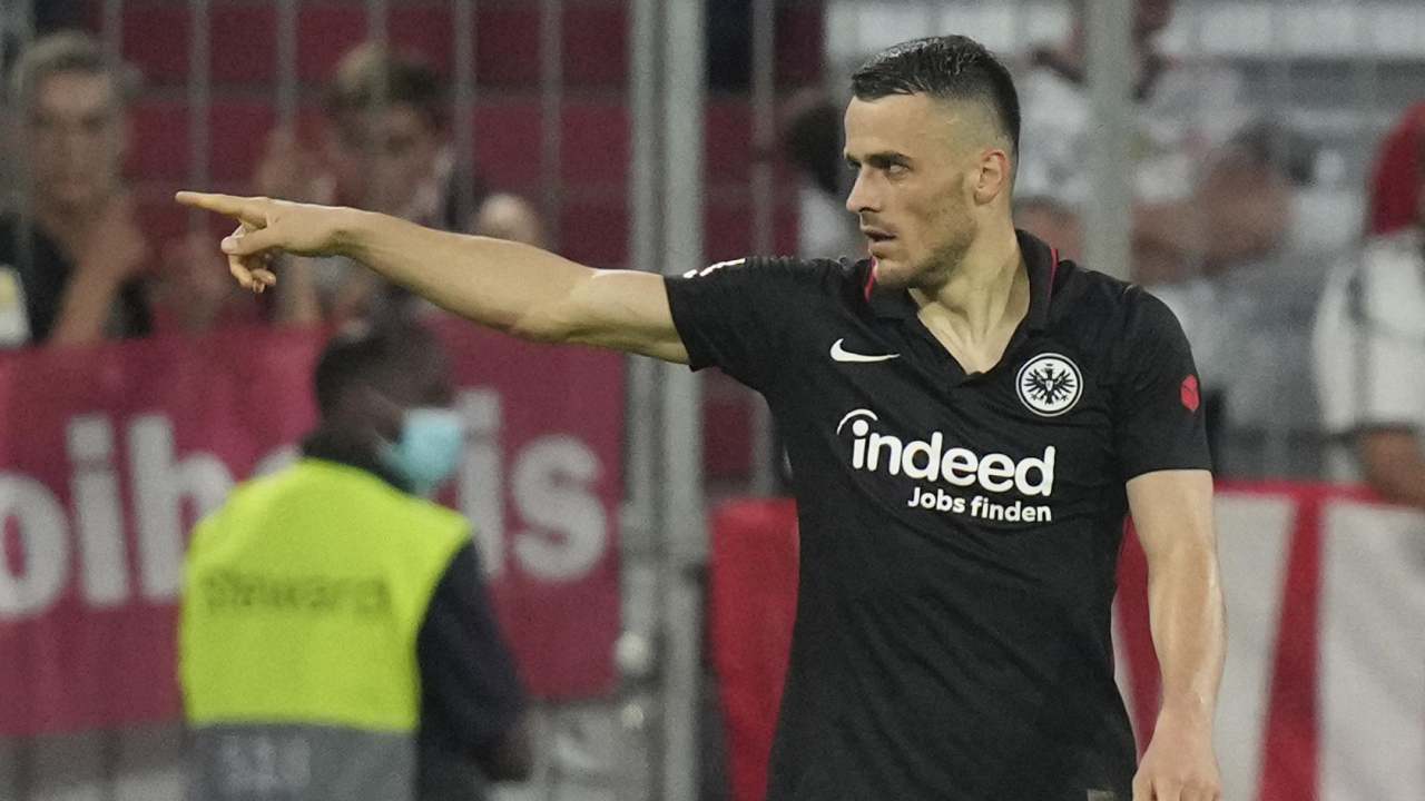 Kostic ringrazia un compagno di squadra dopo il gol