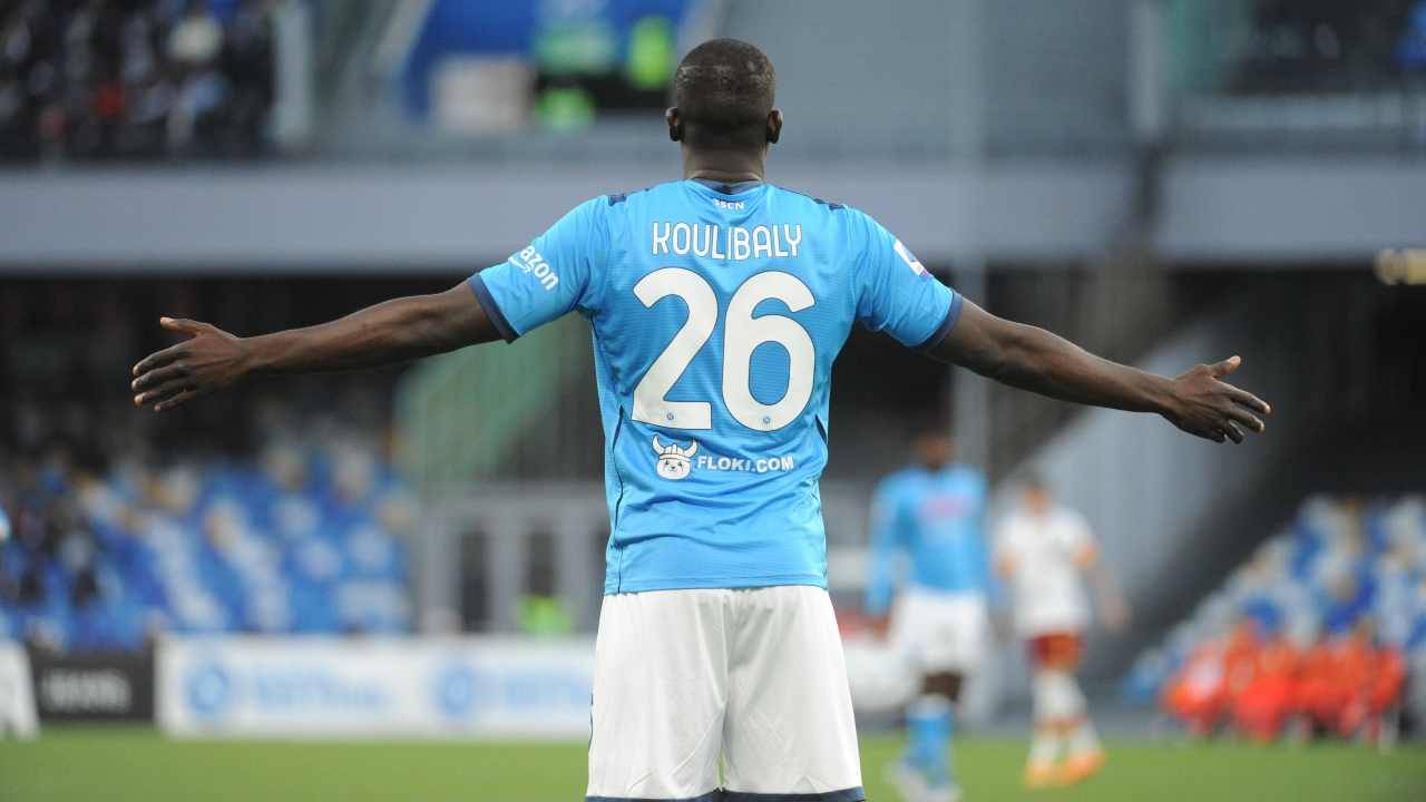 Koulibaly allarga le braccia