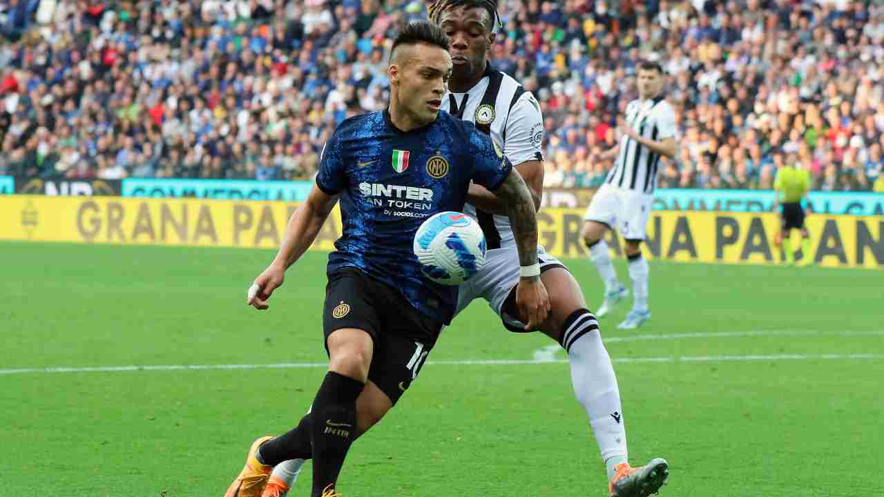 Lautaro Martinez difende il pallone