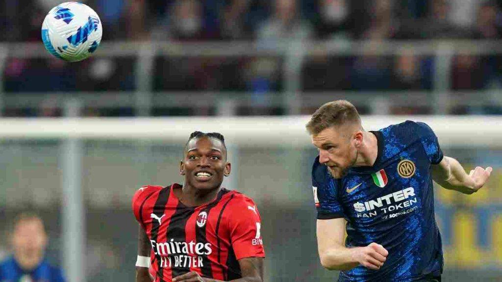 Leao e Skriniar in azione nel derby tra Milan e Inter