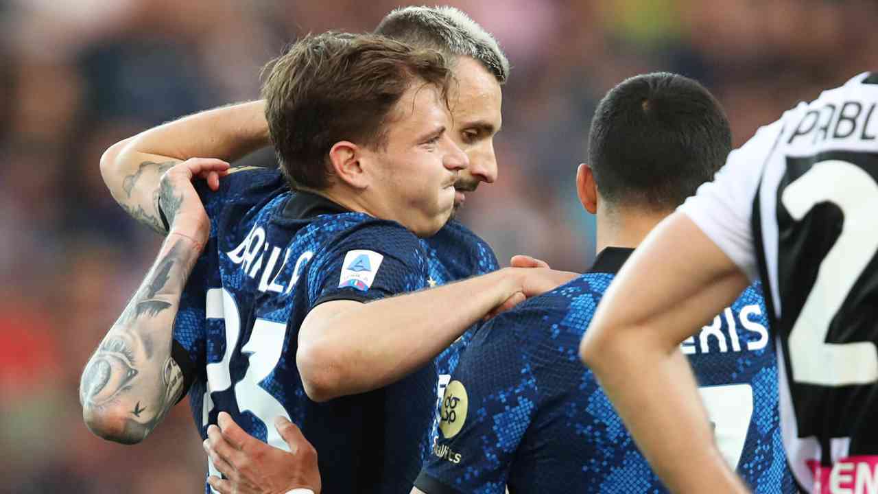 Barella esce dal campo sostenuto dai compagni Inter