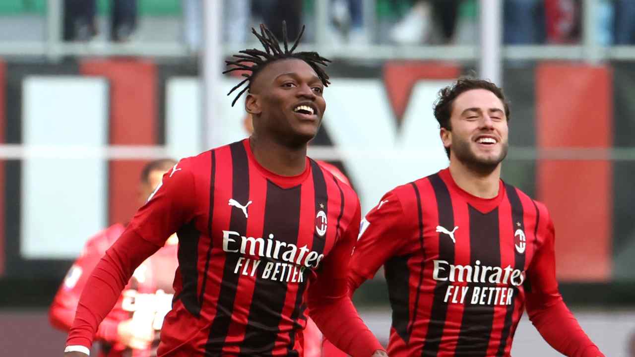 Leao e Calabria corrono e sorridono Milan