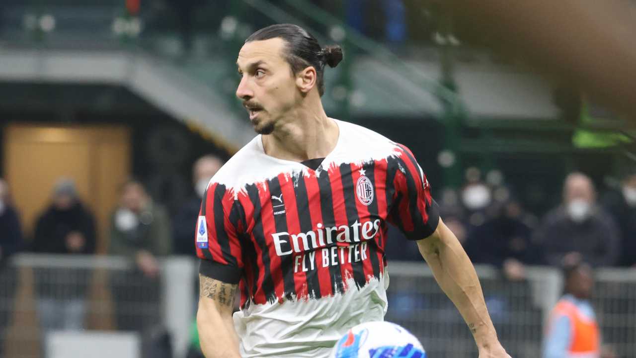 Ibrahimovic guarda di lato Milan 