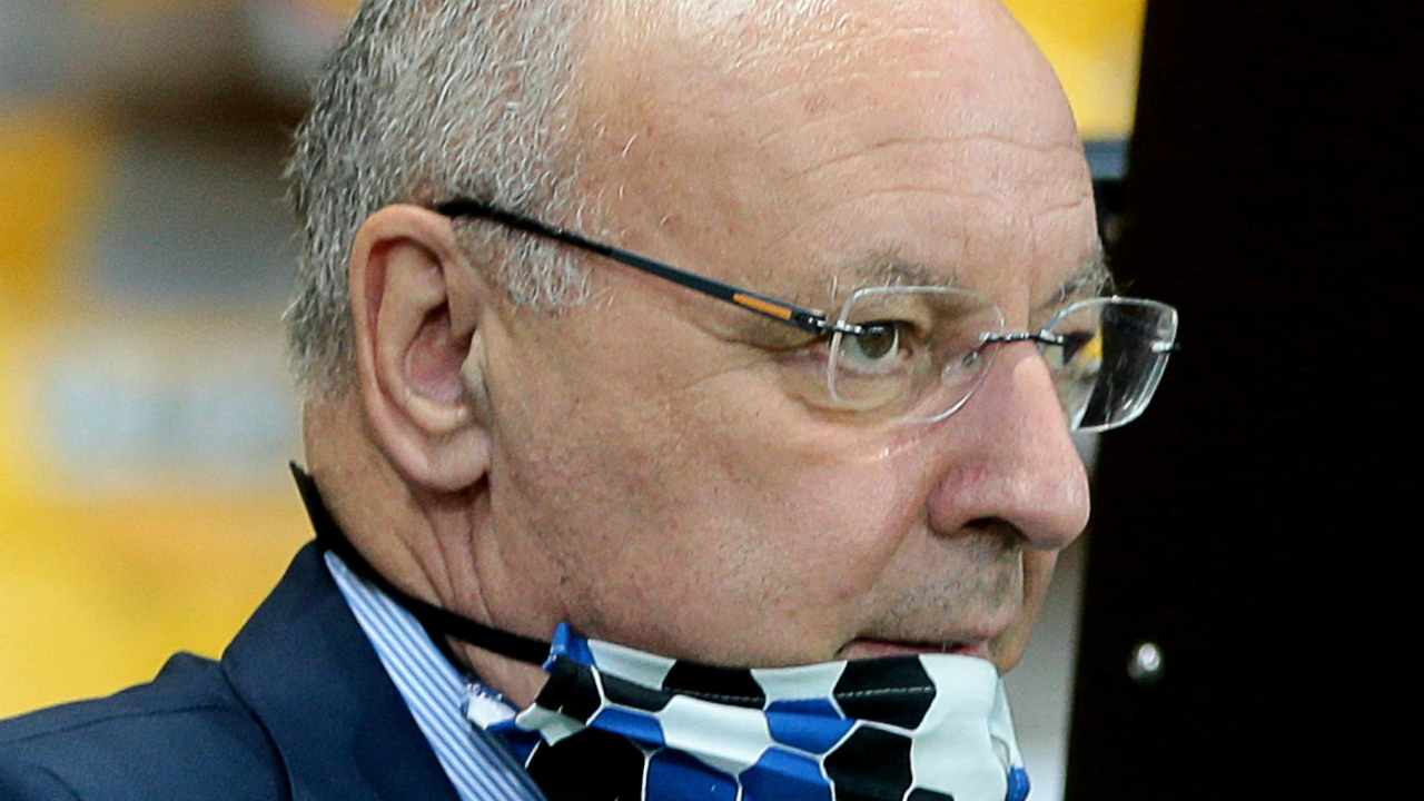 Marotta concentrato con la mascherina Inter