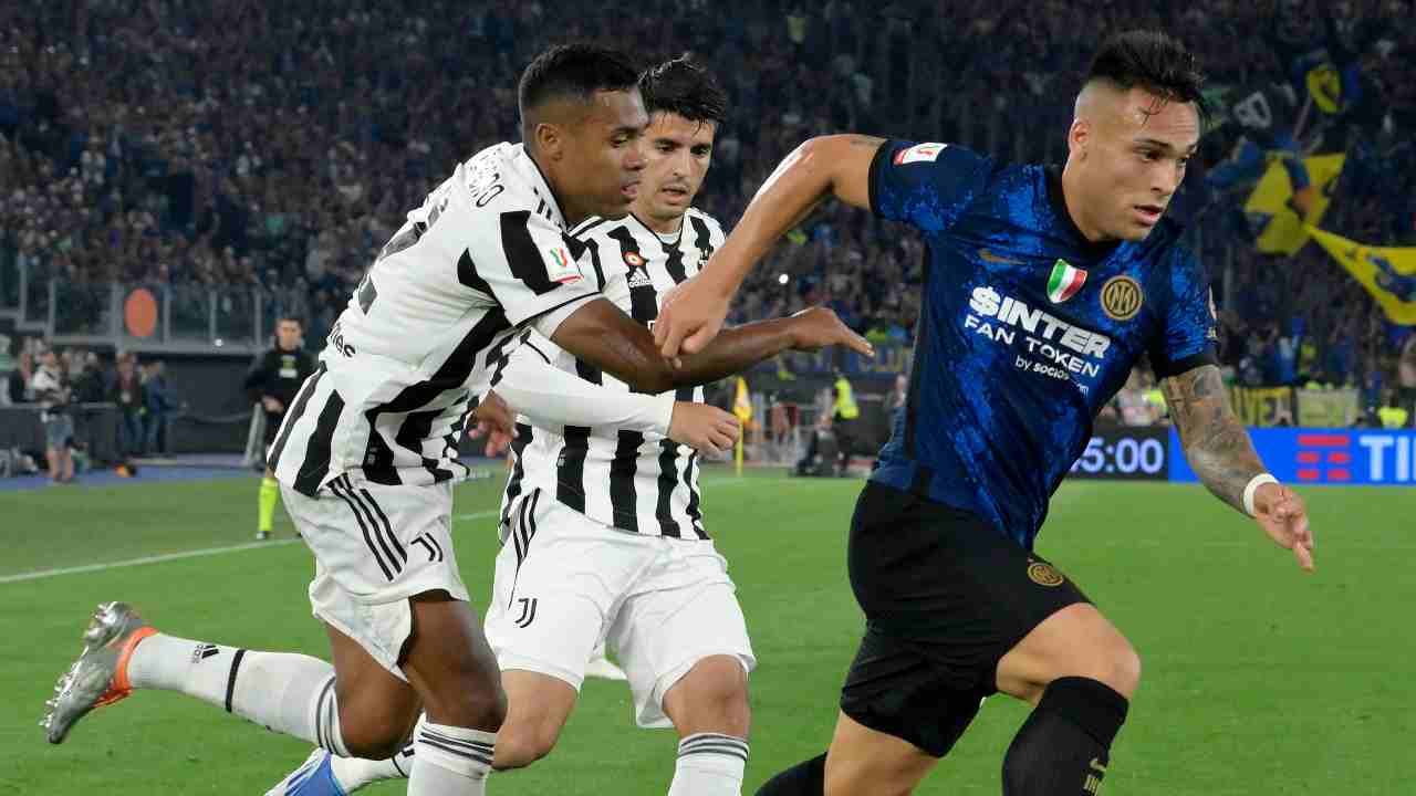 Lautaro corre e Alex Sandro lo insegue