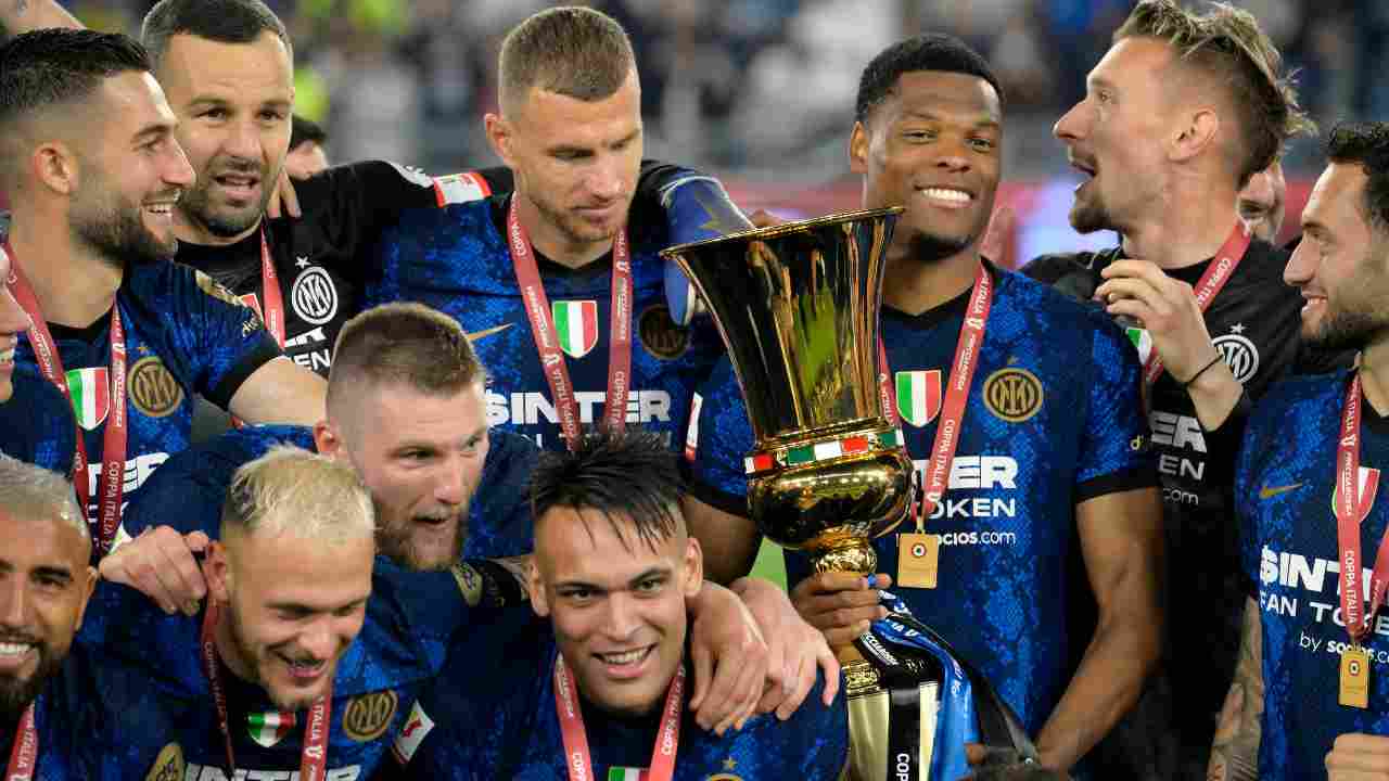 Inter i giocatori festeggiano con la Coppa Italia