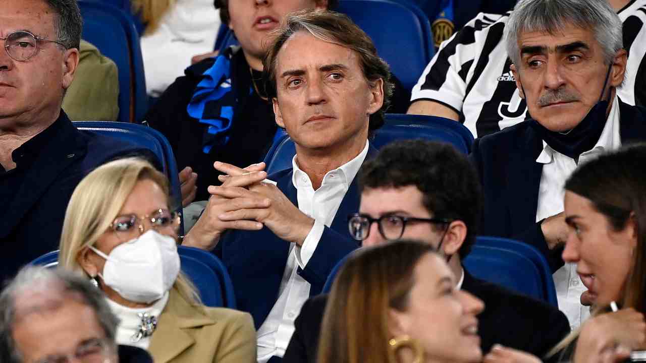Mancini con le mani incrociate panchina Italia