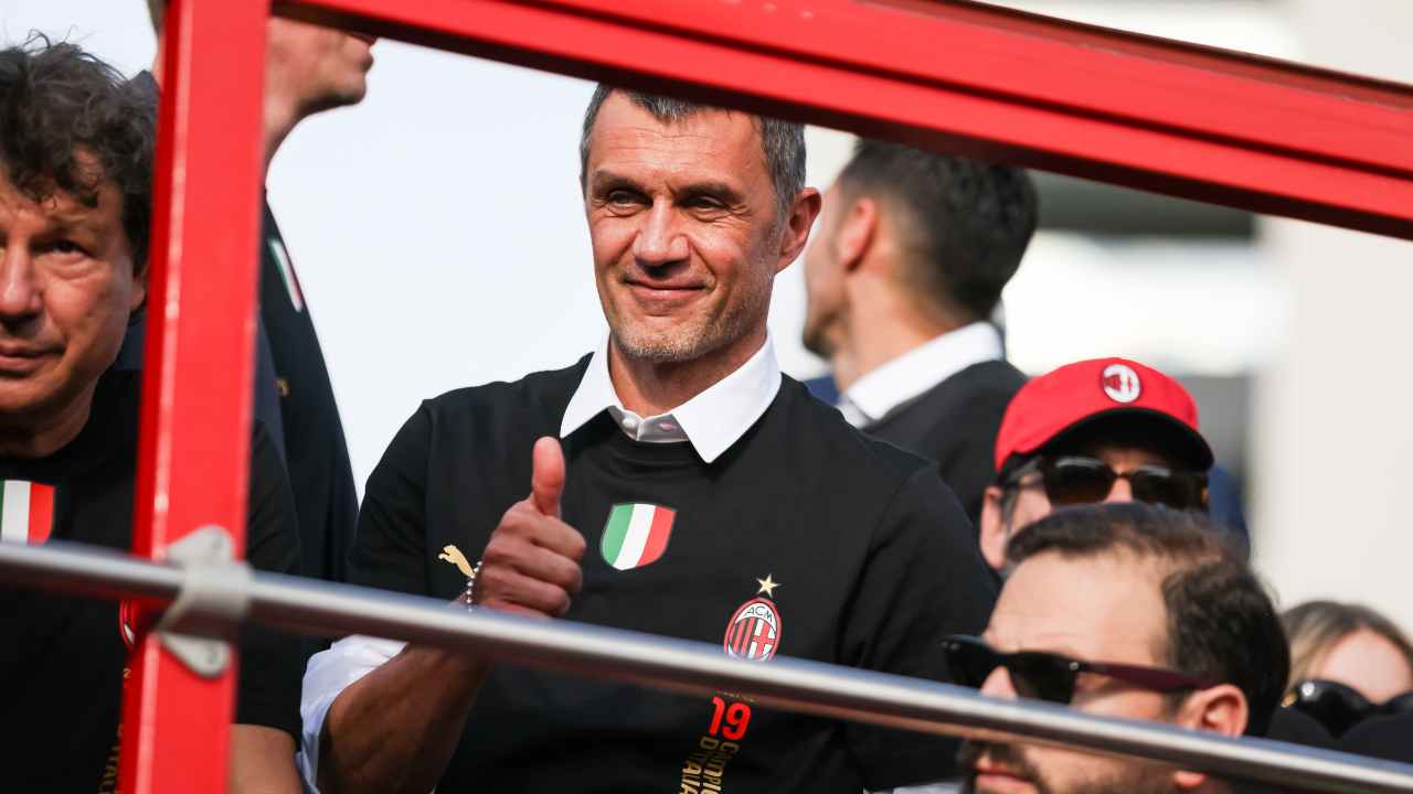 Maldini sorride e fa segno dell'ok con il pollice Milan