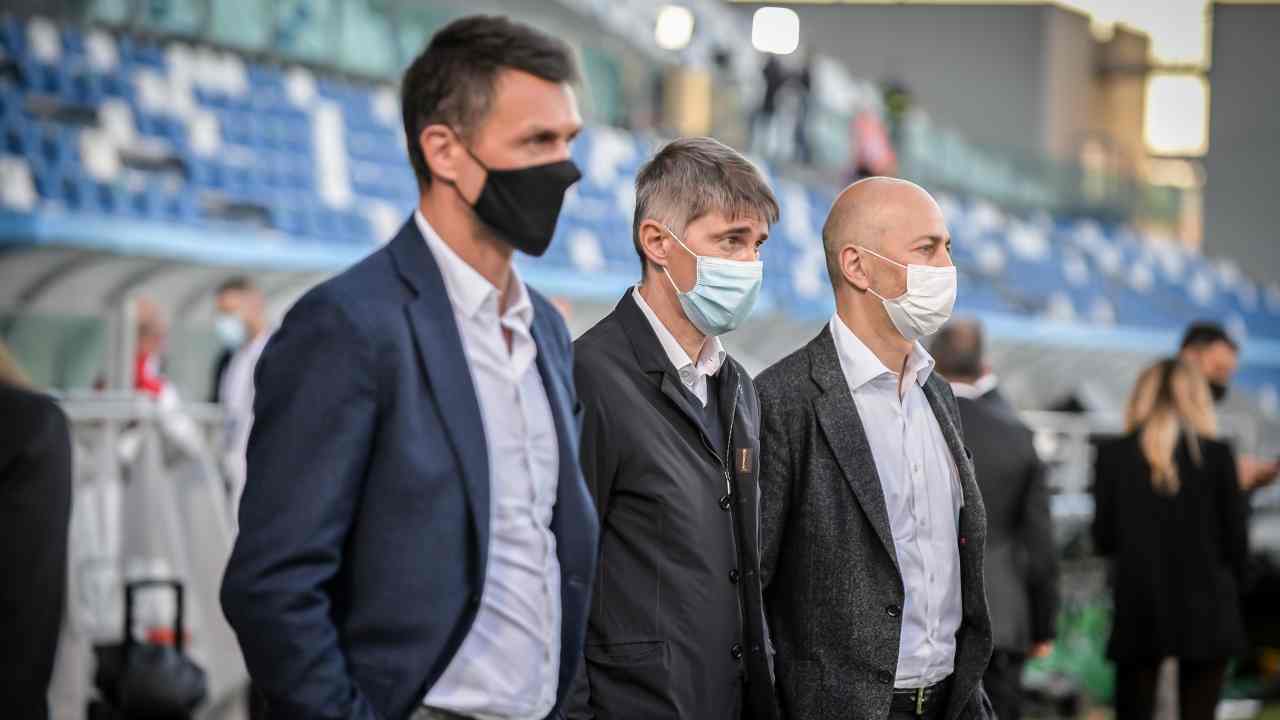 Maldini, Massara e Gazidis osservano il terreno di gioco