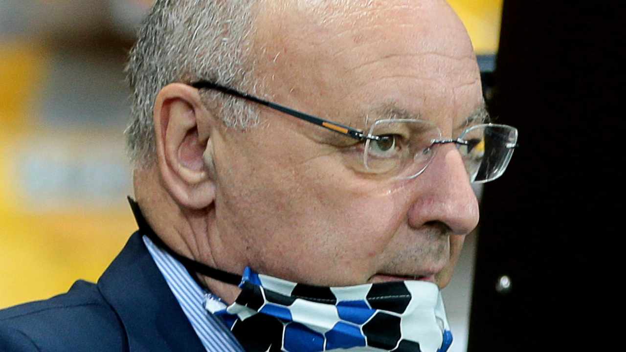 Marotta concentrato con la mascherina Inter