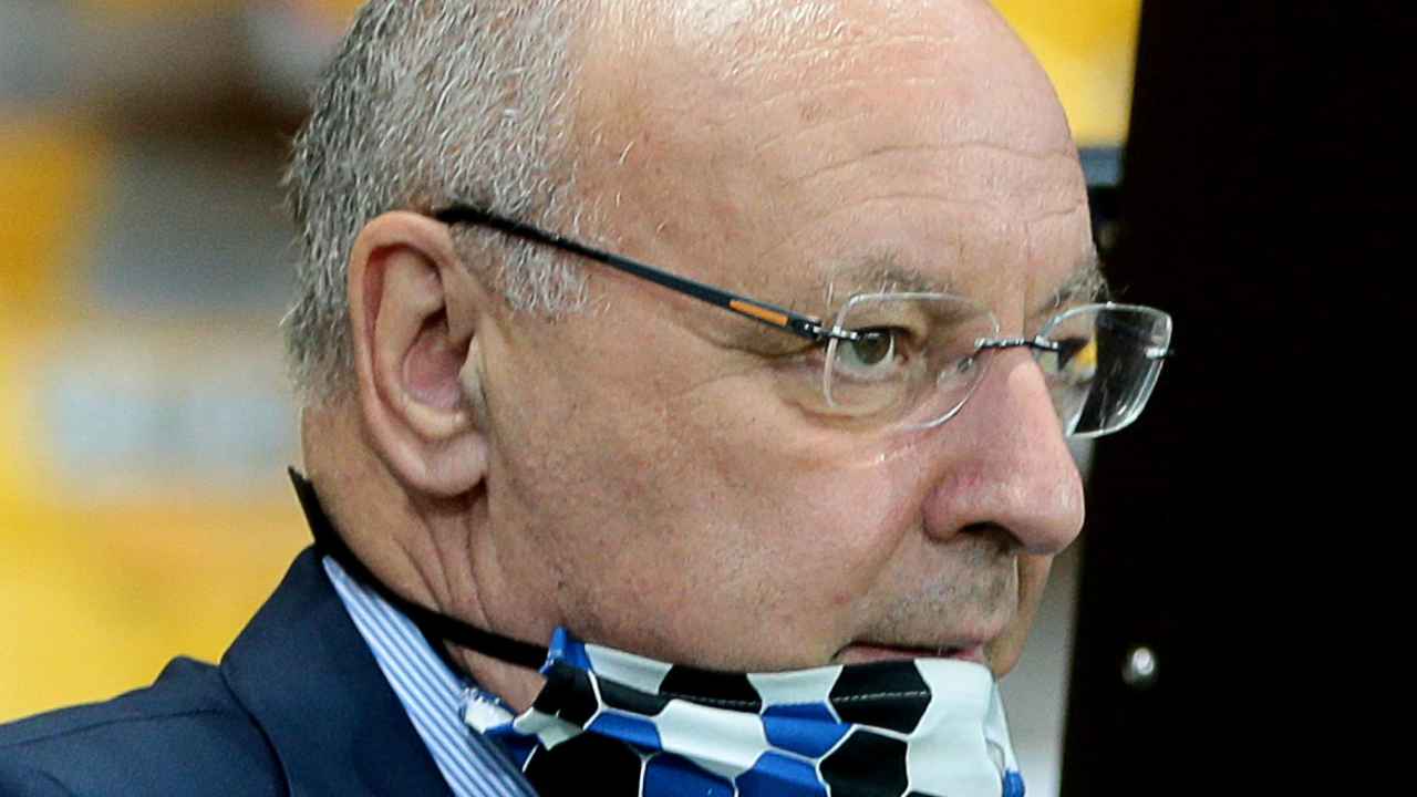 Marotta concentrato con la mascherina Inter