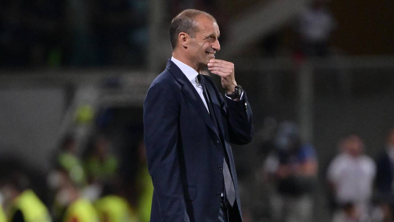 Allegri con la mano sul viso Juventus