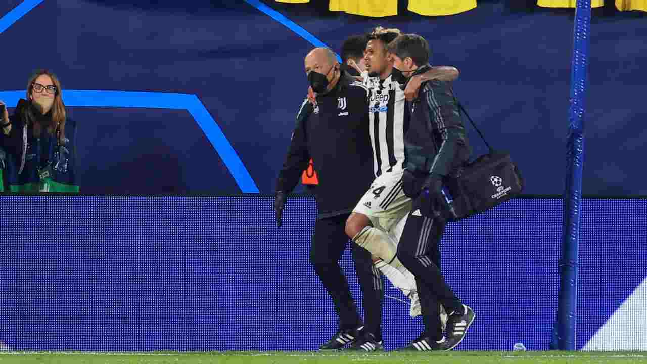 McKennie esce sorretto da due elementi dello staff medico della Juventus