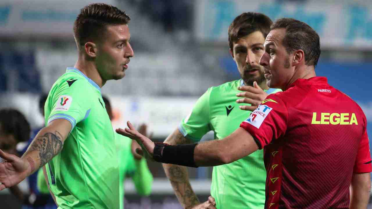 Milinkovic-Savic e Acerbi a colloquio con l'arbitro