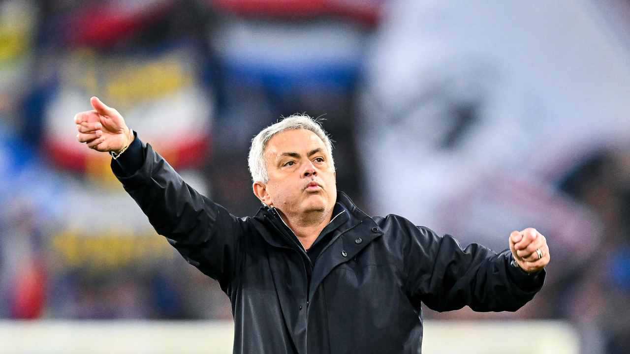 Mourinho festeggia in panchina