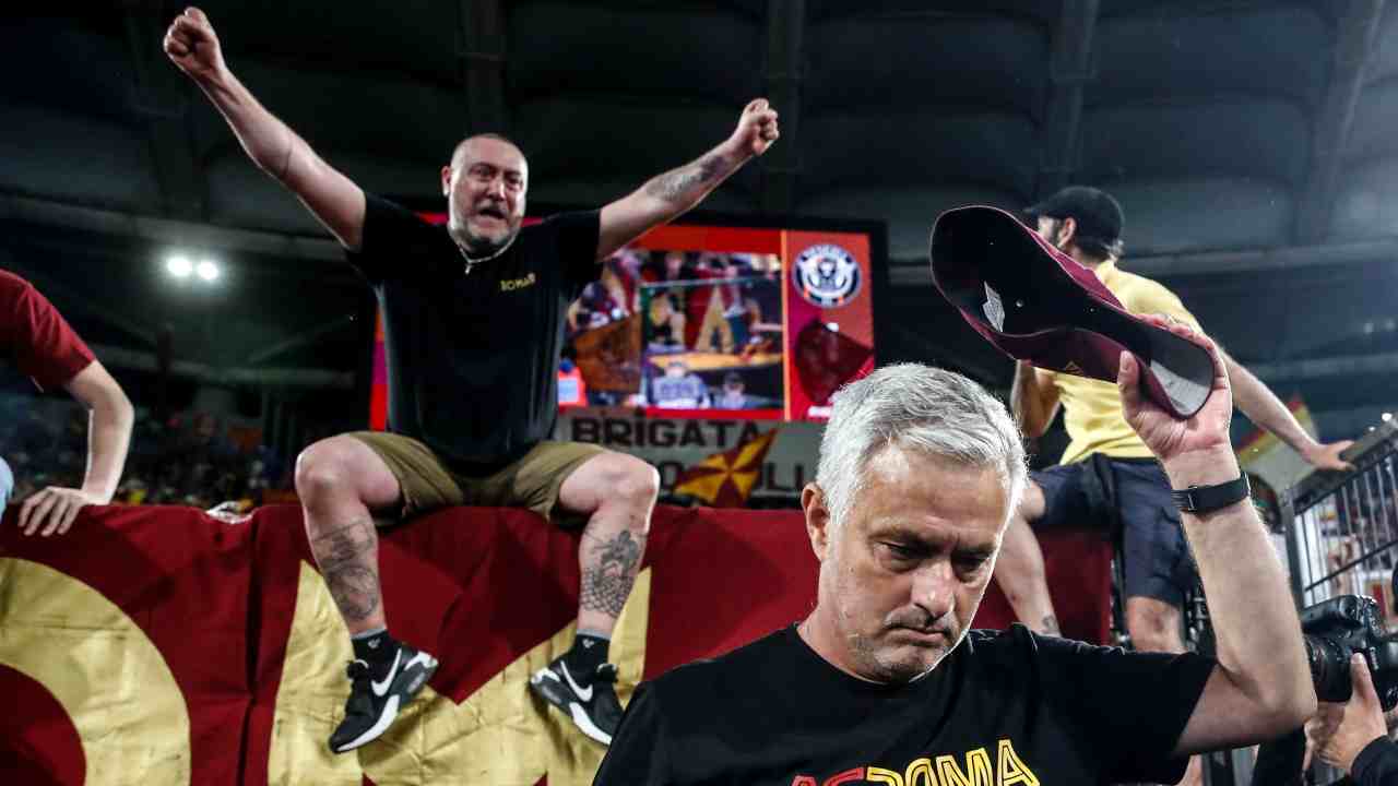 Mourinho saluta i tifosi