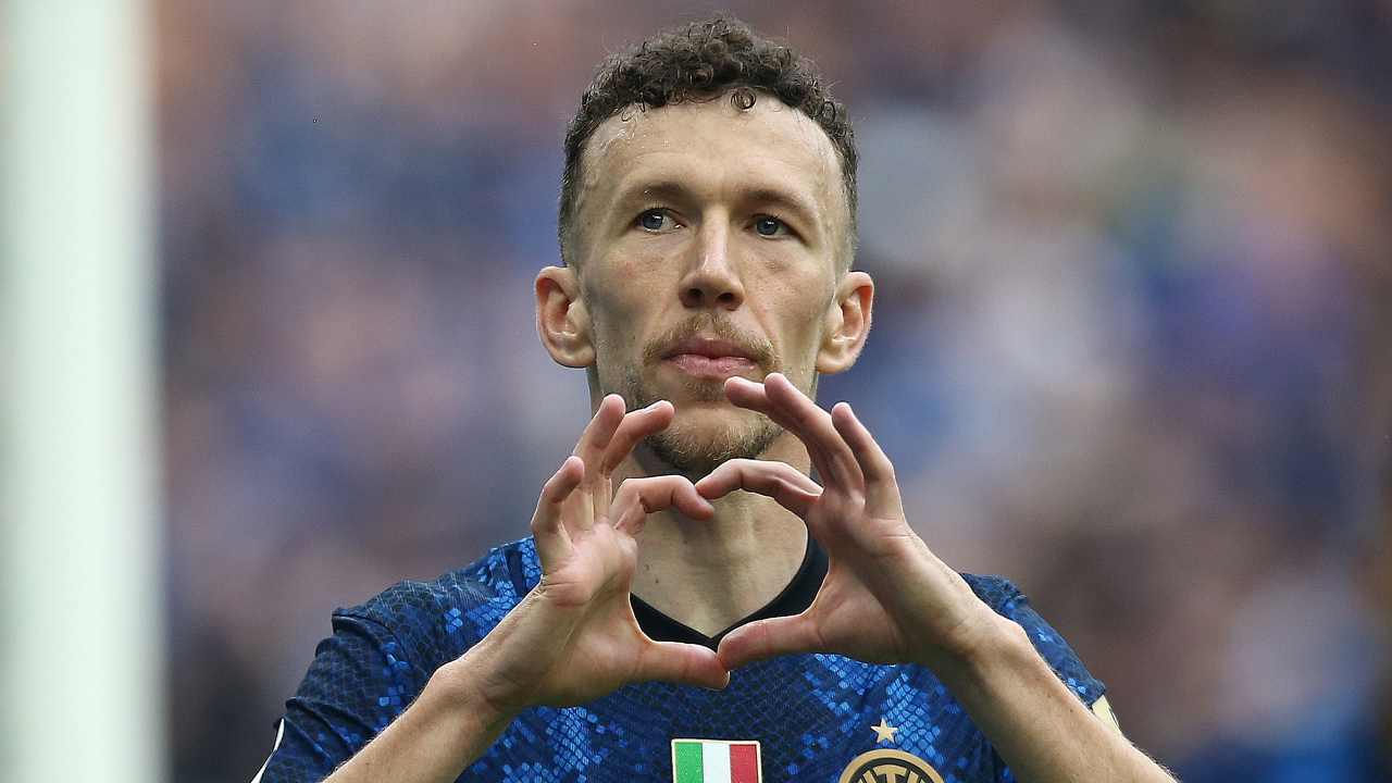 Ivan Perisic fa il segno del cuore con le dita Inter