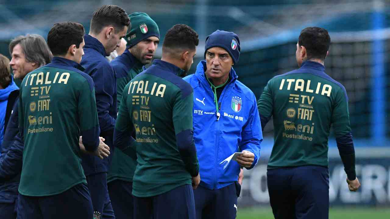 Mancini parla con i giocatori Italia