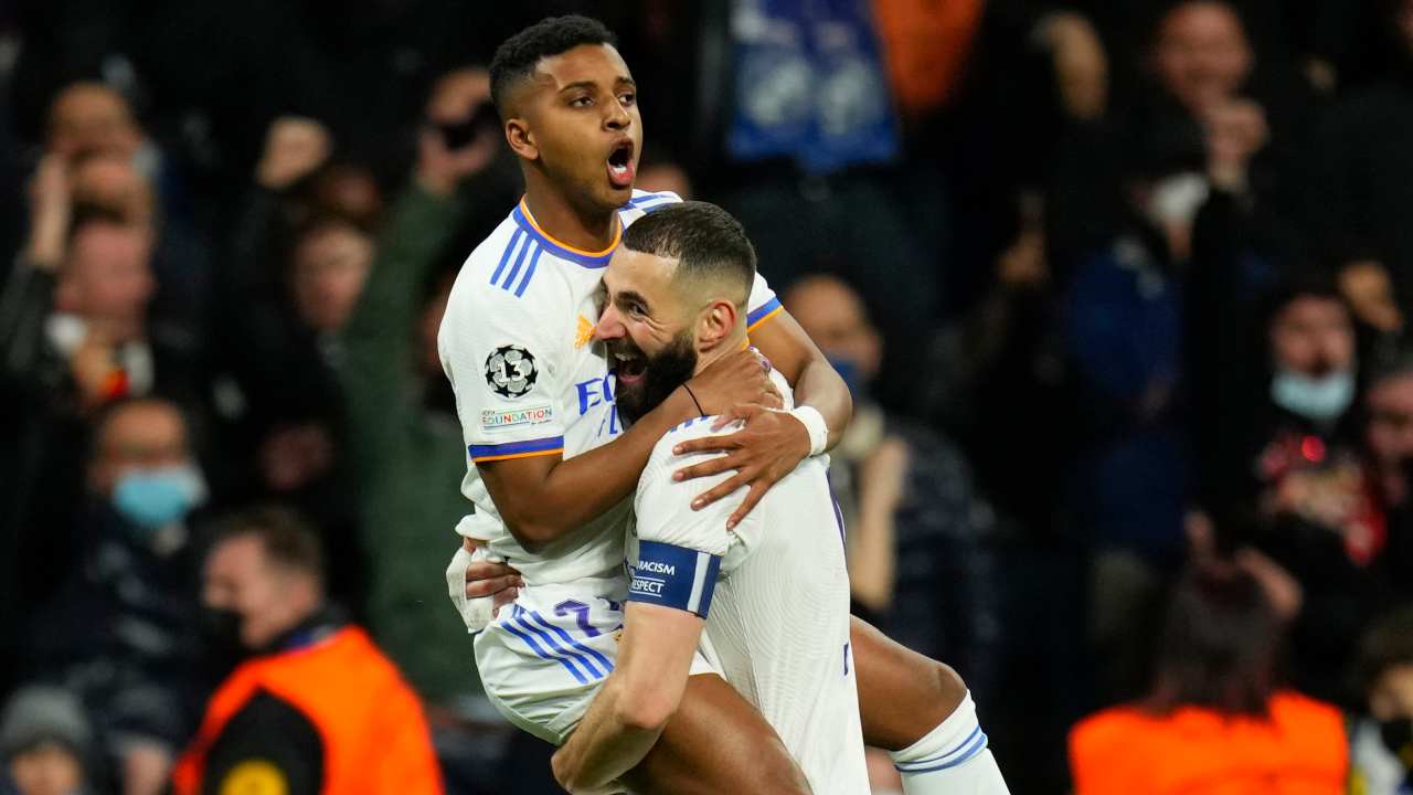 Rodrygo e Benzema esultano