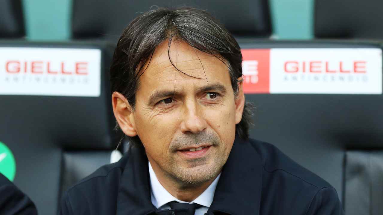 Simone Inzaghi sorride in panchina