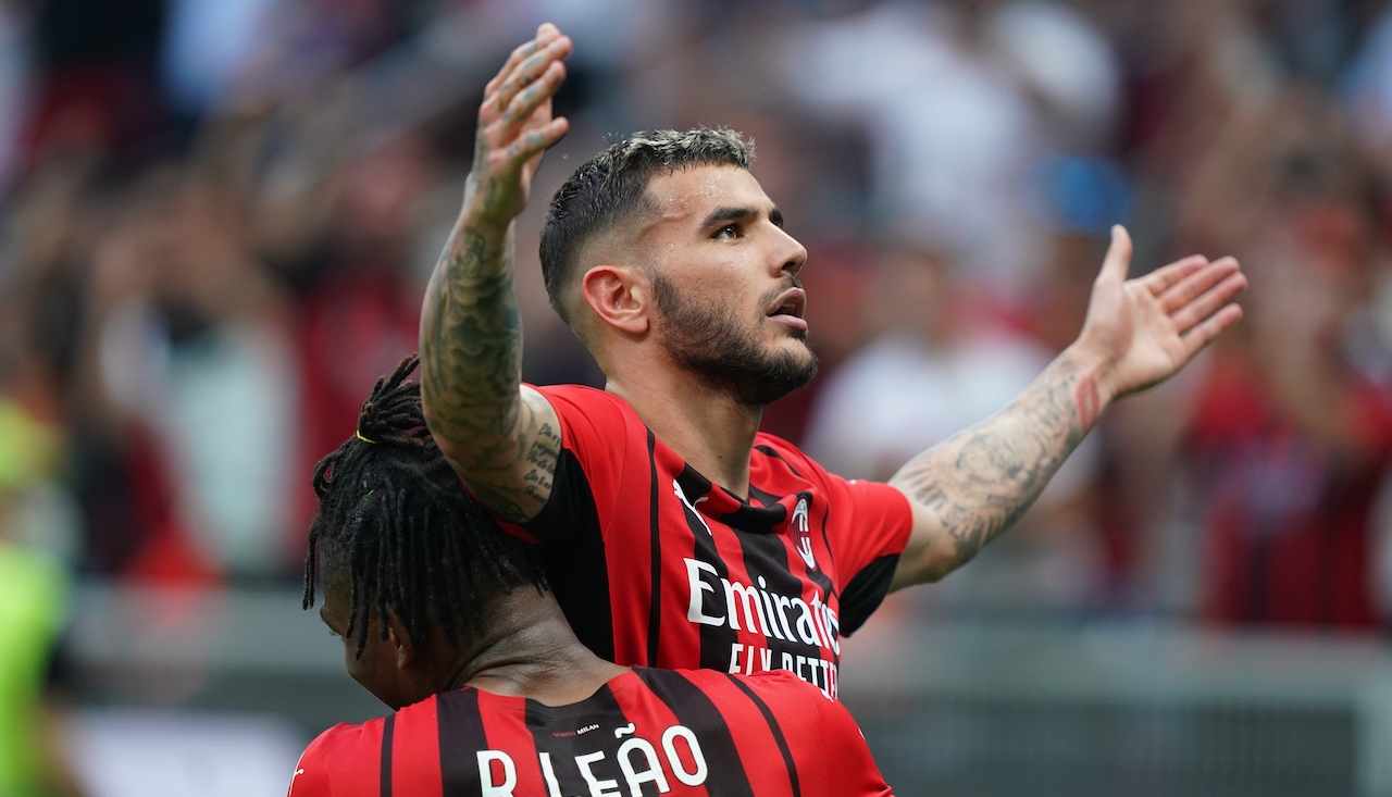 Theo Hernandez esulta per un gol del Milan