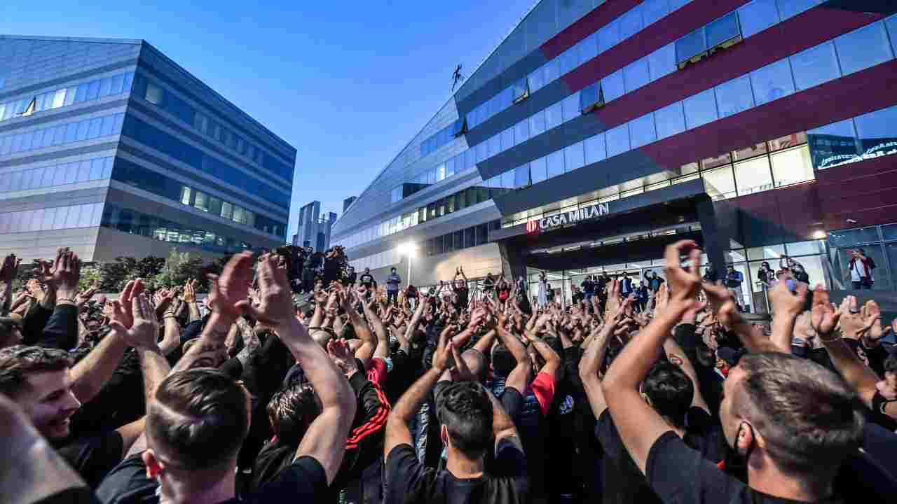 I tifosi festeggiano davanti a Casa Milan