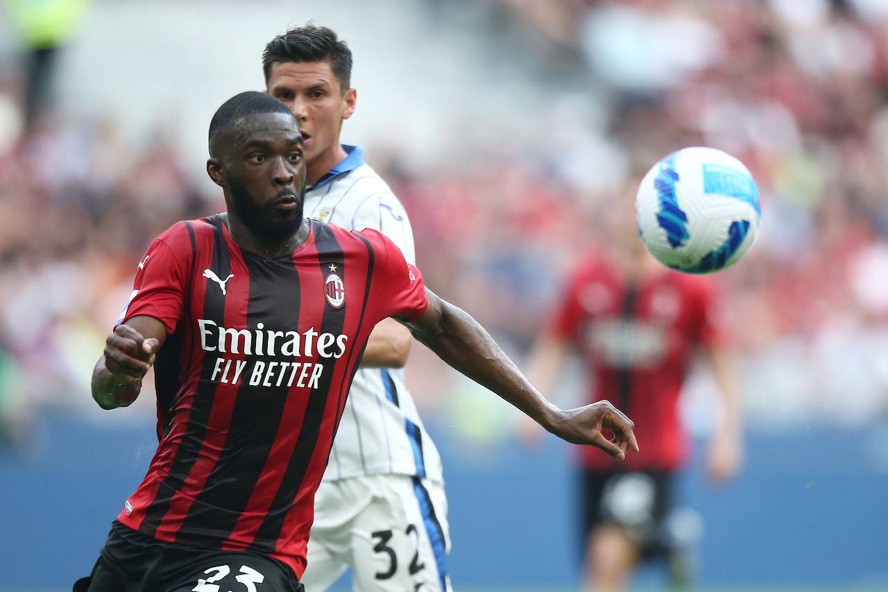 Tomori del Milan controlla il pallone di petto