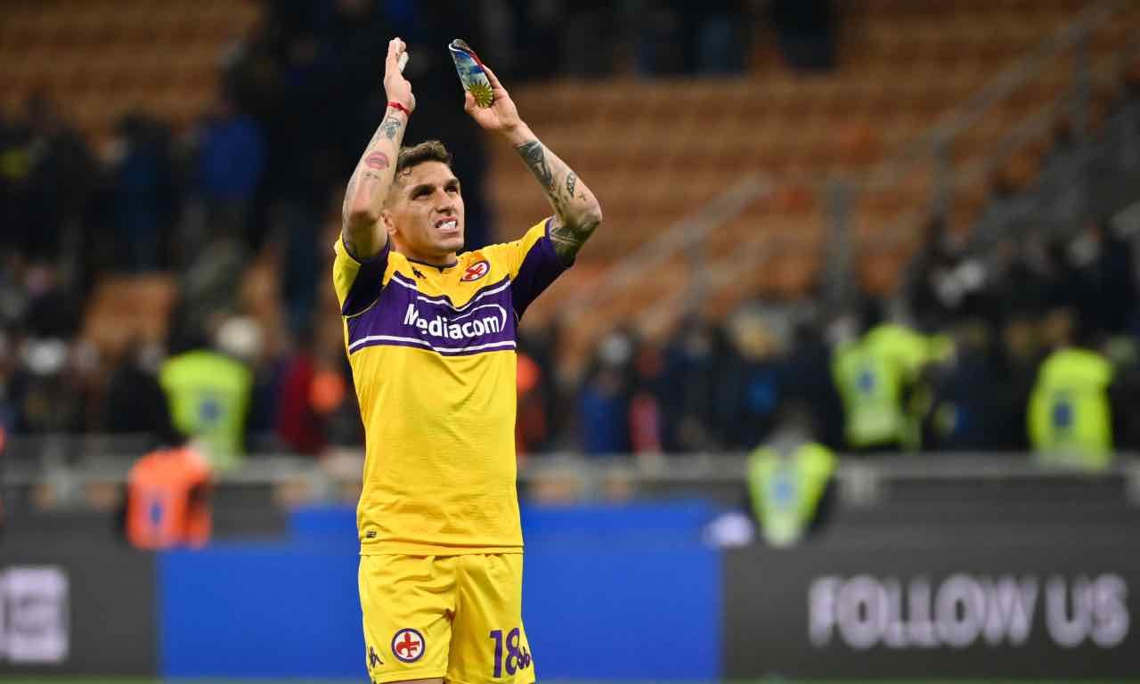 Lucas Torreira saluta i tifosi della Fiorentina