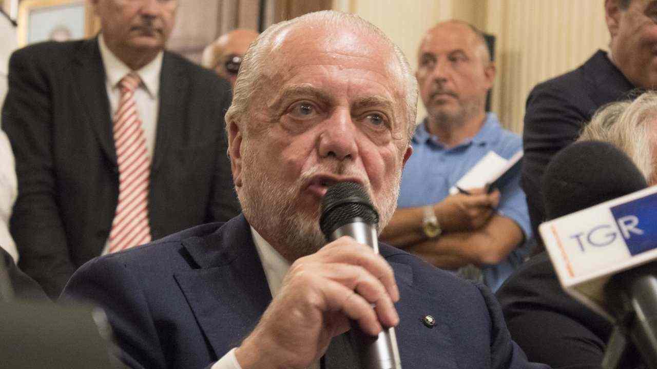 De Laurentiis parla al microfono Napoli