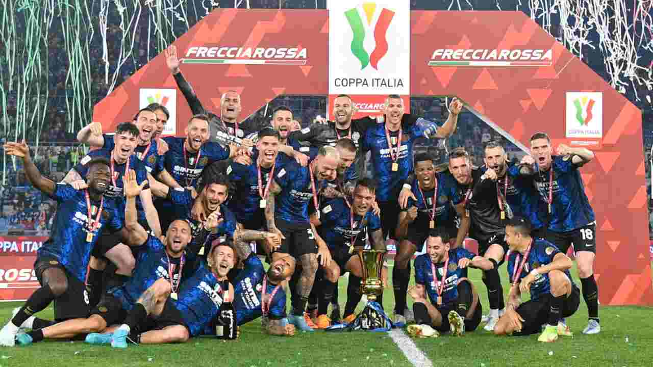 Inter i giocatori festeggiano la Coppa Italia