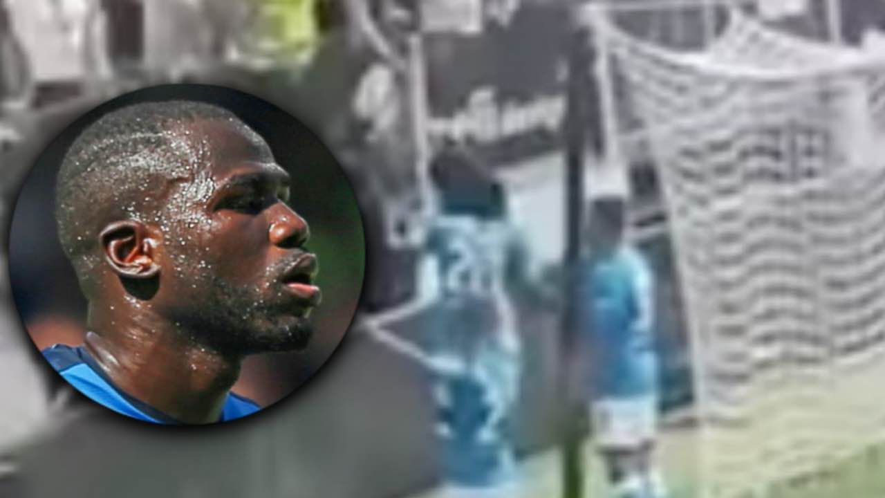 Incredibile Koulibaly: ferma la rissa tra i tifosi e rischia di farsi male | VIDEO