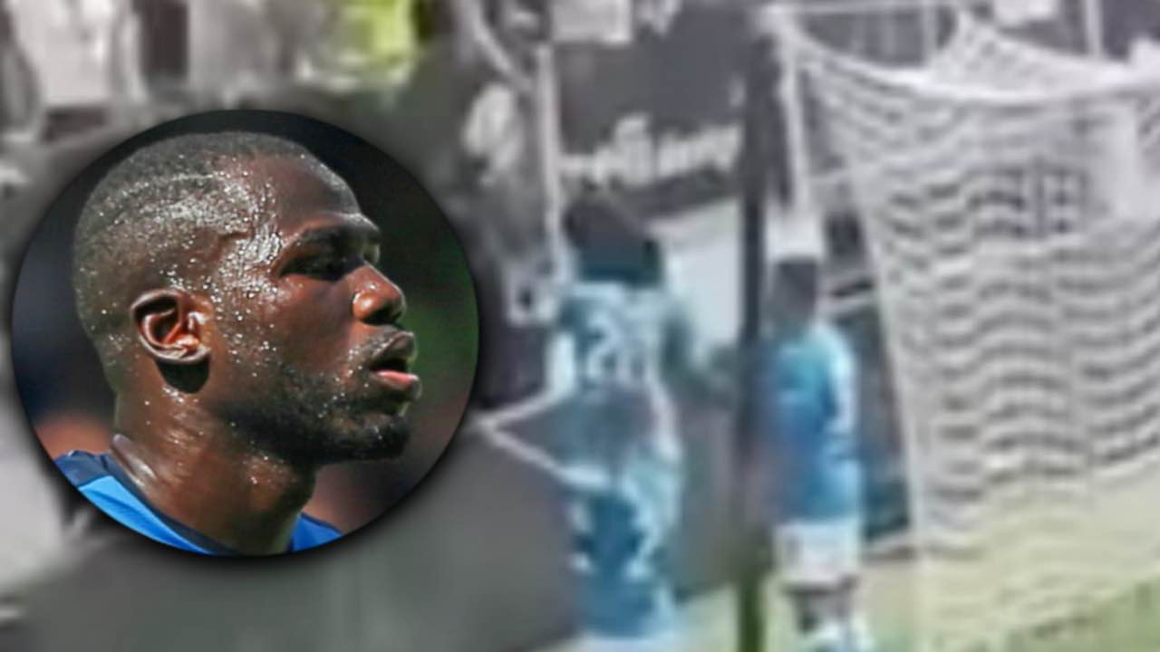 Koulibaly durante la rissa tra tifosi del Napoli e dello Spezia