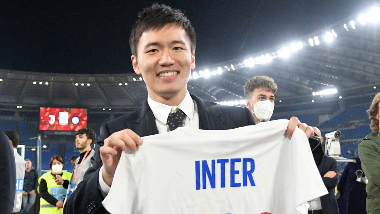 Zhang mostra la maglia