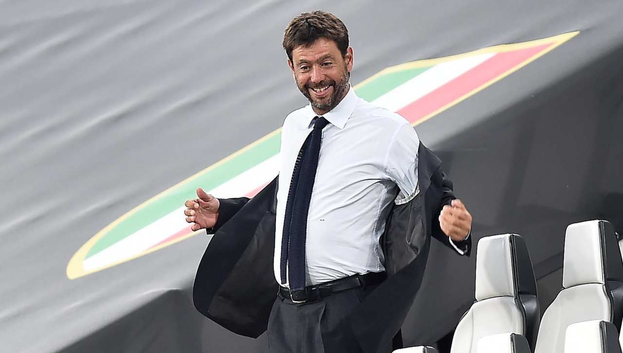 Juventus, il presidente Agnelli ride in tribuna