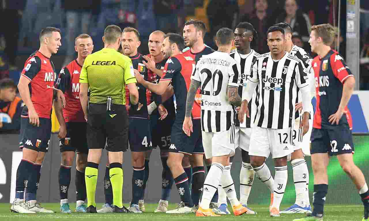Genoa-Juventus, calciatori rossoblù a colloquio con l'arbitro