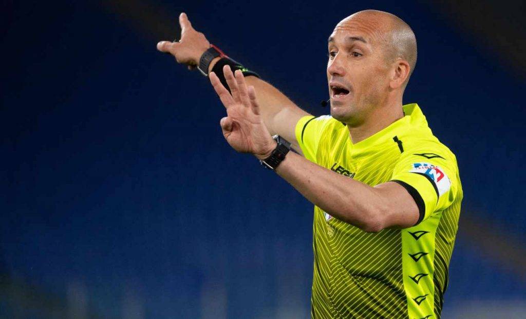 Roma-Bologna, l'arbitro Fabbri gesticola