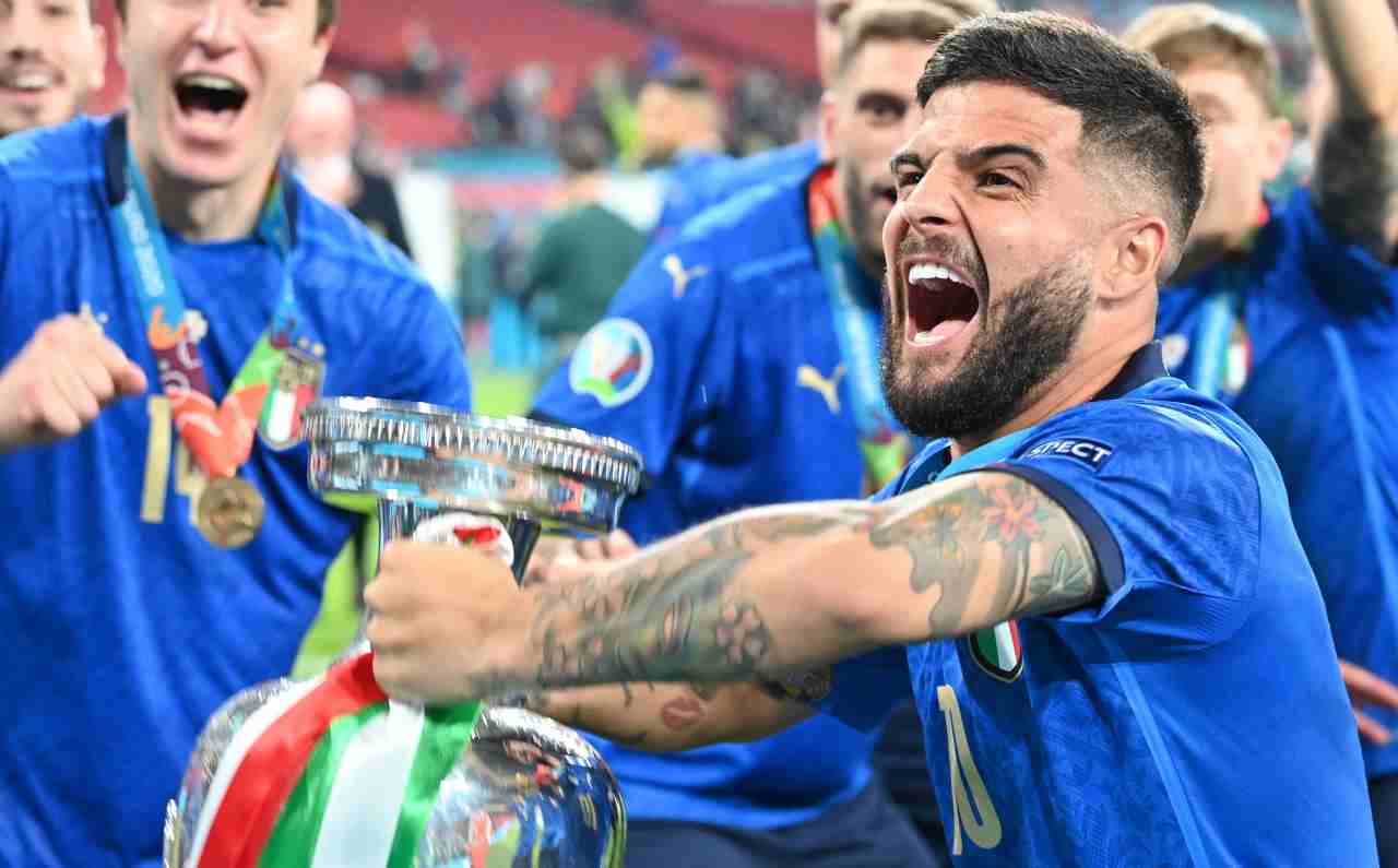 Insigne alza il trofeo di EURO 2020