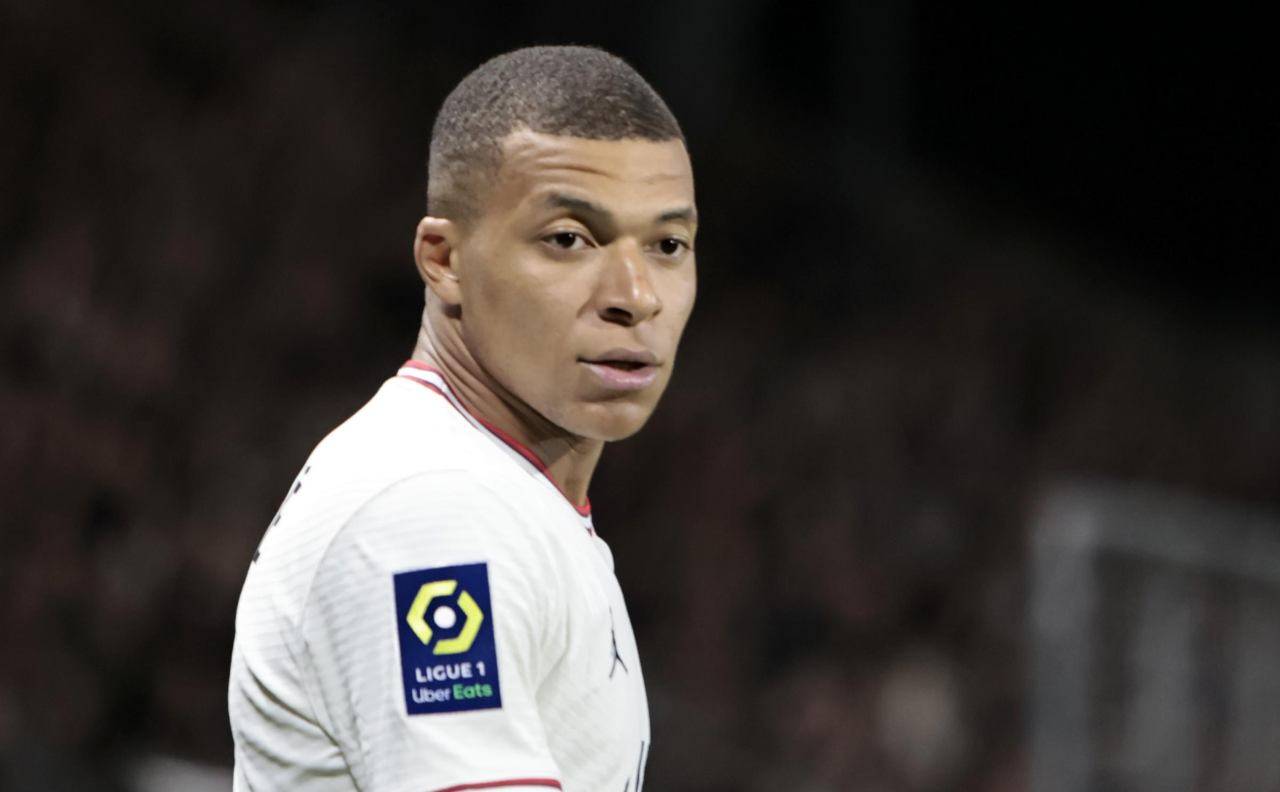 Mbappé osserva