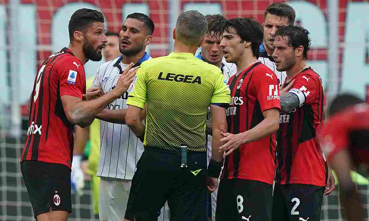 Milan-Atalanta, calciatori a colloquio con l'arbitro