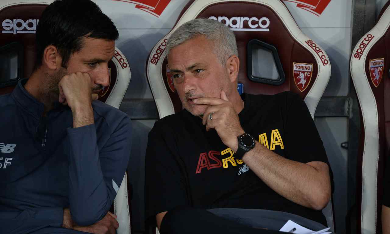 Roma, Mourinho seduto in panchina