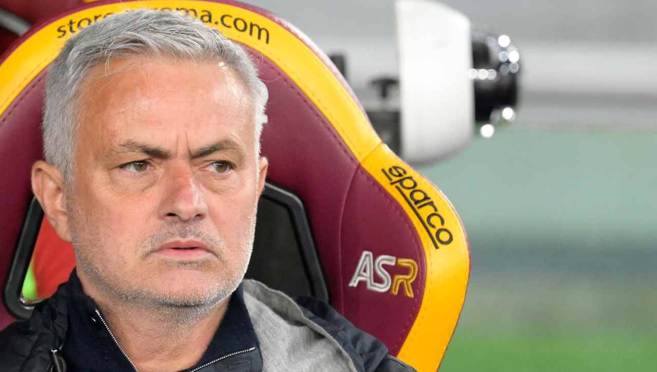 Roma, Mourinho seduto in panchina