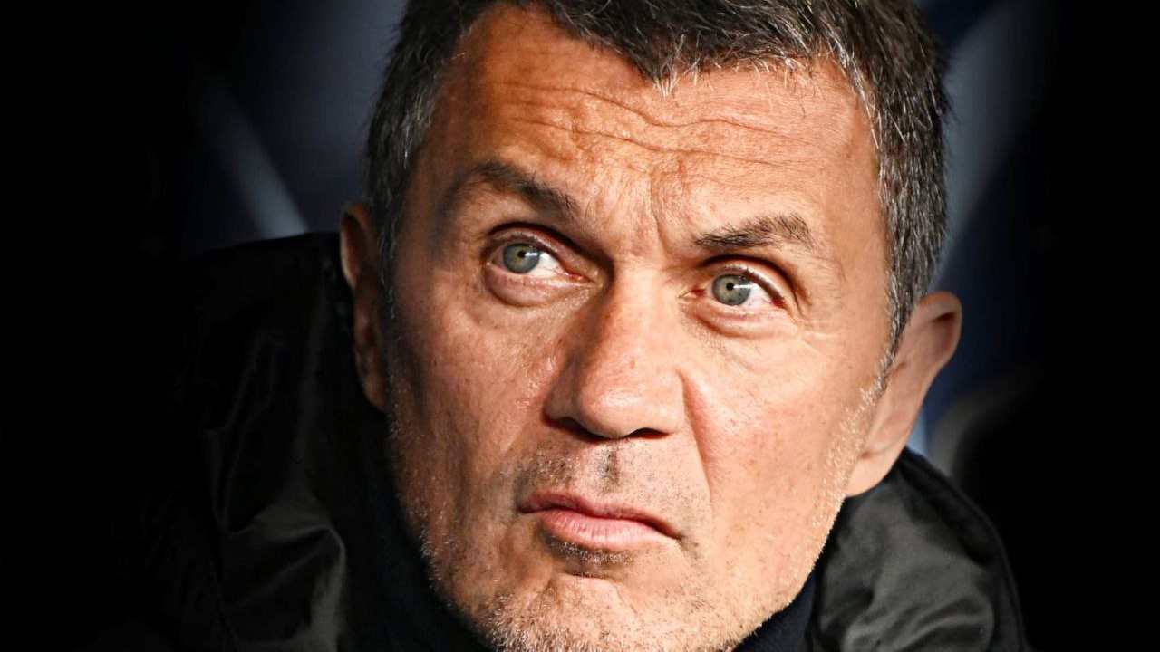 Paolo Maldini pensieroso 