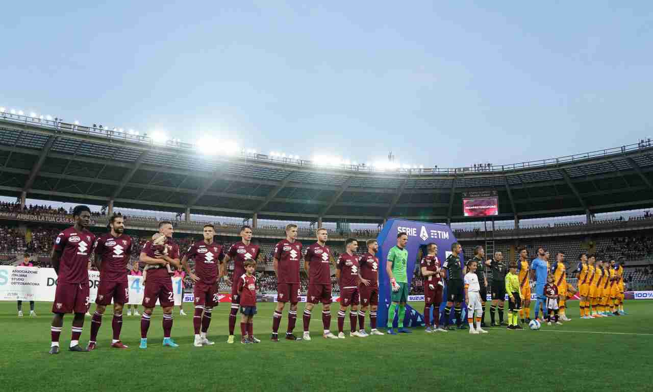 Torino-Roma, squadre schierate a centrocampo