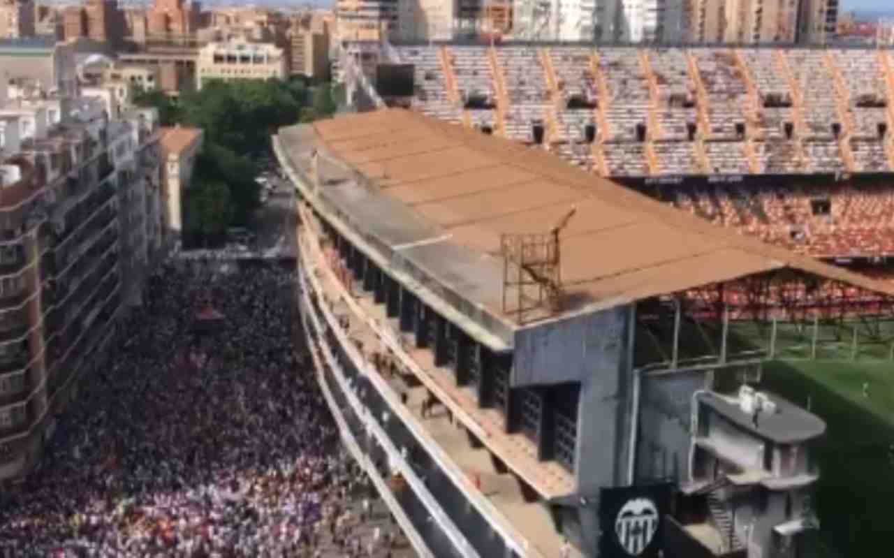 Tifosi del Valencia all'esterno del Mestalla