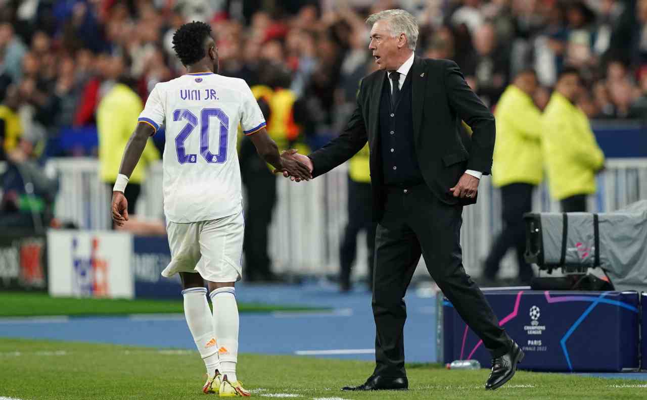 Vinicius ed Ancelotti si danno il cinque