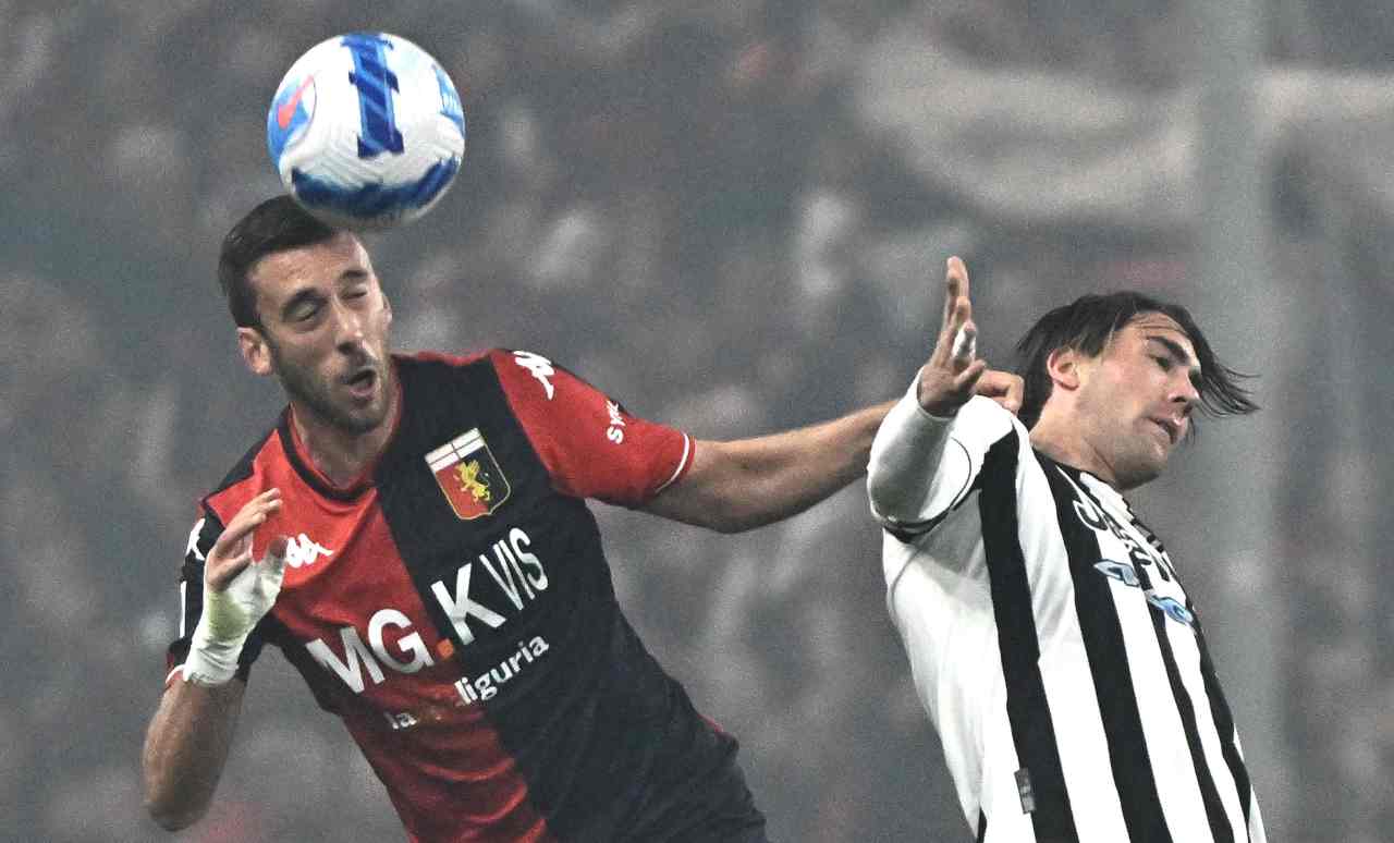 Genoa-Juventus, Vlahovic in un duello aereo